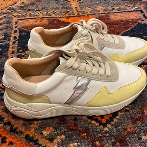 OASIS SOCIETY CASUAL LIGHTNING BOLT TENNIS SHOES